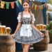 Kvinna i traditionella oktoberfest kläder med dirndl och ölsejdlar.