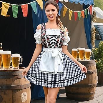 Kvinna i traditionella oktoberfest kläder med dirndl och ölsejdlar.